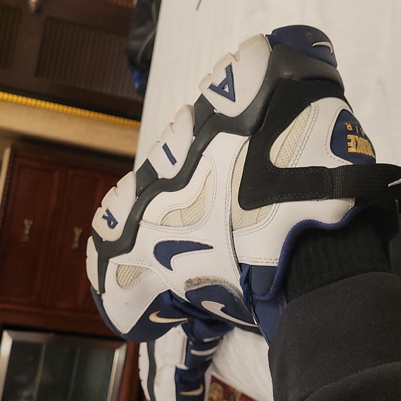 Athletic_Shoes